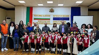 Коледари от Център за работа с деца и ДГ „Юнско въстание“ посетиха Областна администрация – Плевен