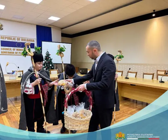 Коледари от Център за работа с деца и ДГ „Юнско въстание“ посетиха Областна администрация – Плевен