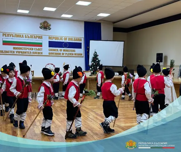 Коледари от Център за работа с деца и ДГ „Юнско въстание“ посетиха Областна администрация – Плевен