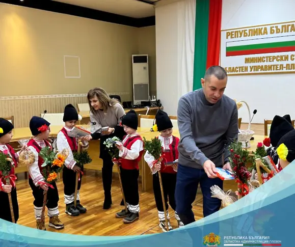 Коледари от Център за работа с деца и ДГ „Юнско въстание“ посетиха Областна администрация – Плевен