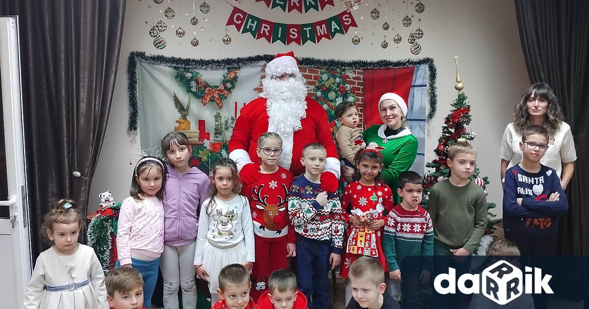 С богата празнична програма Дядо Коледа и неговото джудже гостуваха