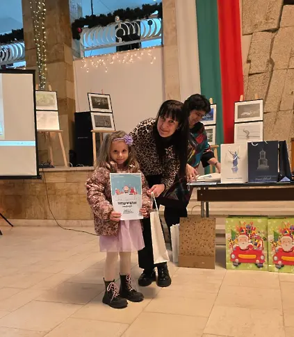 Връчиха наградите за коледна картичка и коледно пожелание на децата от Севлиево