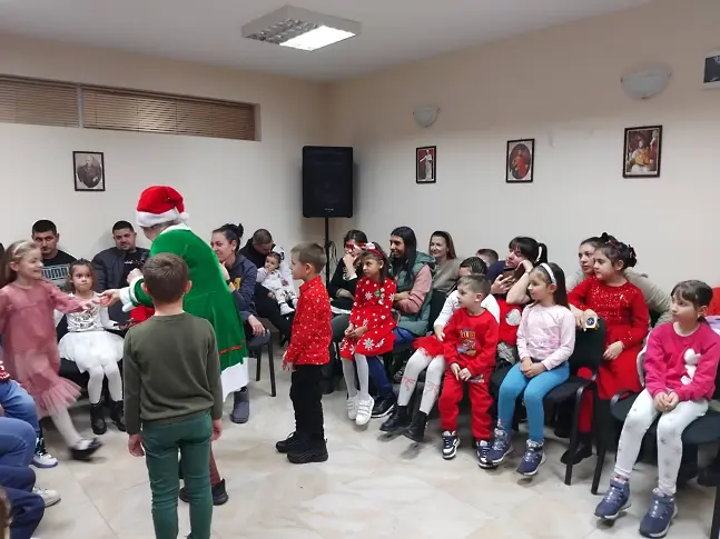 Дядо Коледа в читалище „Зора-1990“ село Победа