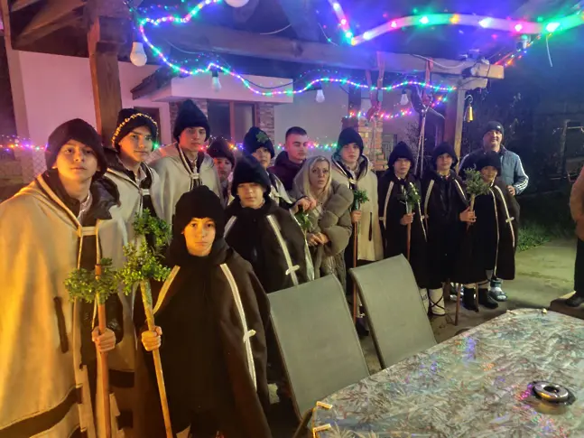 Коледари от НЧ „Зора-1990 г.“ – село Победа наричаха за здраве на Бъдни вечер