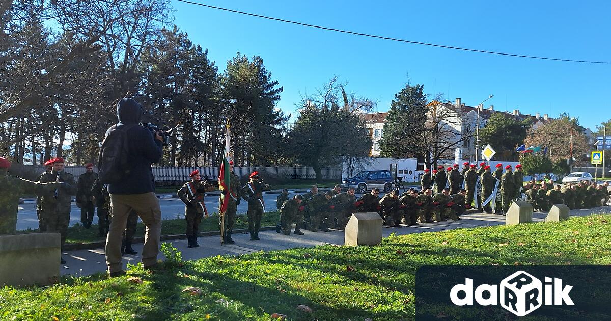 С военен ритуал панихида и признателност Карлово отбеляза 22 години