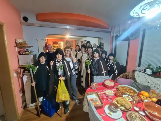 Коледари от НЧ „Зора-1990 г.“ – село Победа наричаха за здраве на Бъдни вечер