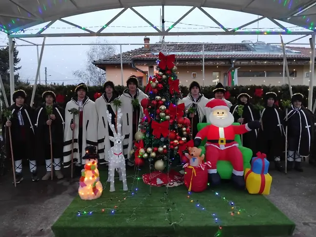 Коледари от НЧ „Зора-1990 г.“ – село Победа наричаха за здраве на Бъдни вечер