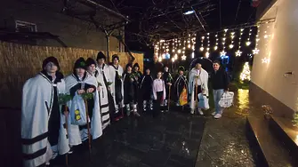 Коледари от НЧ „Зора-1990 г.“ – село Победа наричаха за здраве на Бъдни вечер