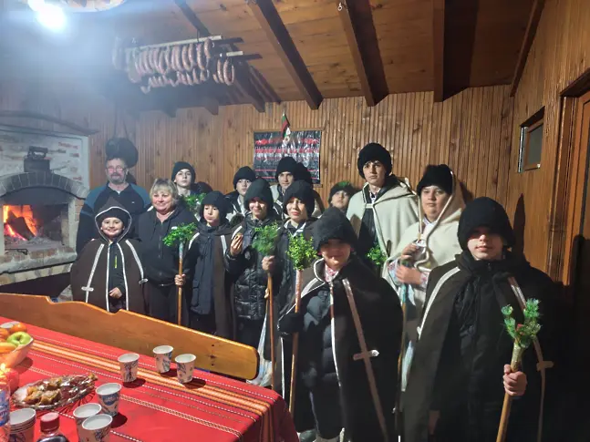 Коледари от НЧ „Зора-1990 г.“ – село Победа наричаха за здраве на Бъдни вечер