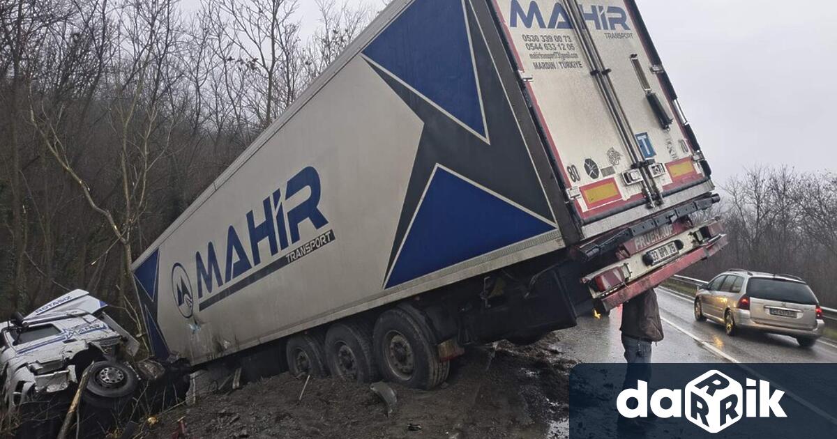 Тежкотоварен автомобил с турска регистрация е катастрофирал на Прохода на