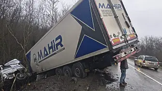 Турски тир катастрофира на Прохода на Републиката 