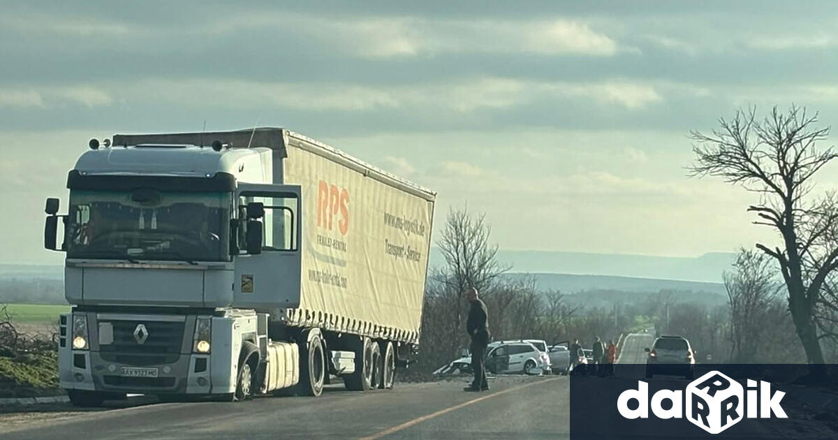 Пътен инцидент край великотърновското село Раданово Лек автомобил е катастрофирал