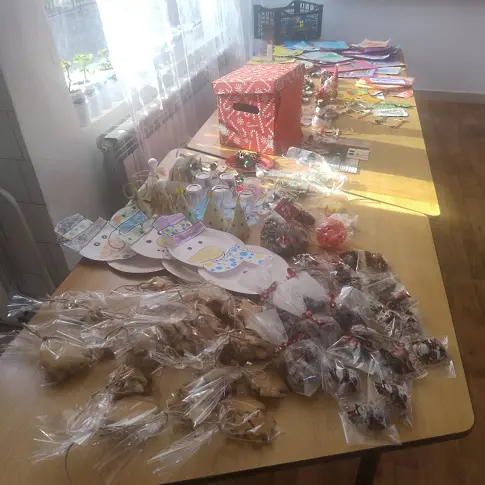  Доброволци и екипа на ДГ “Априлче “ с коледна акция за деца в риск 