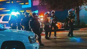 7 ранени полицаи след спор между роднини в мол 