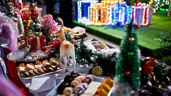 На пл. „Възраждане“ в Плевен: Раздаваха коледни сладкиши на малки и големи  