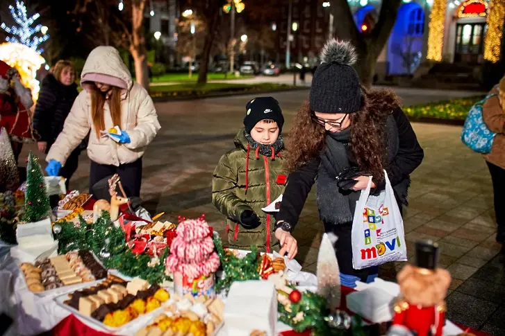  На пл. „ Възраждане “ в Плевен: Раздаваха коледни сладкиши на дребни и огромни 