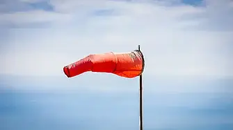 Оранжев код за бурен вятър е в сила за 12 области в България