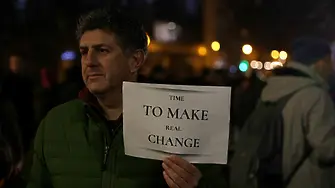 “Чашата преля”: Журналистическата общност на протест в подкрепа на Цънцарова и свободата на словото