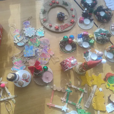  Доброволци и екипа на ДГ “Априлче “ с коледна акция за деца в риск 