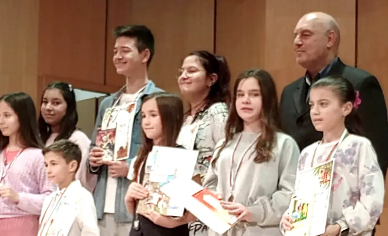  Обявиха премиите от Общинския конкурс „ Моето коледно обръщение “ на Центъра за работа с деца в Плевен 