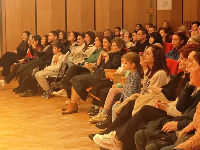  Обявиха премиите от Общинския конкурс „ Моето коледно обръщение “ на Центъра за работа с деца в Плевен 