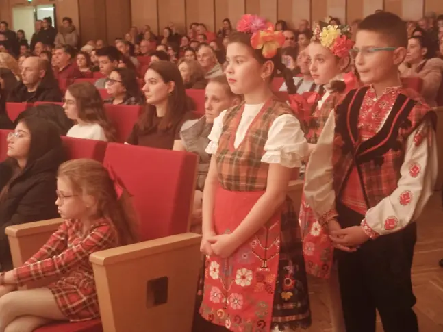  Обявиха премиите от Общинския конкурс „ Моето коледно обръщение “ на Центъра за работа с деца в Плевен 