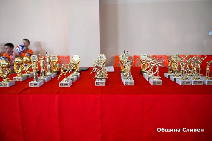 Спортното училище „Димитър Рохов“ отличи най-добрите спортисти за годината