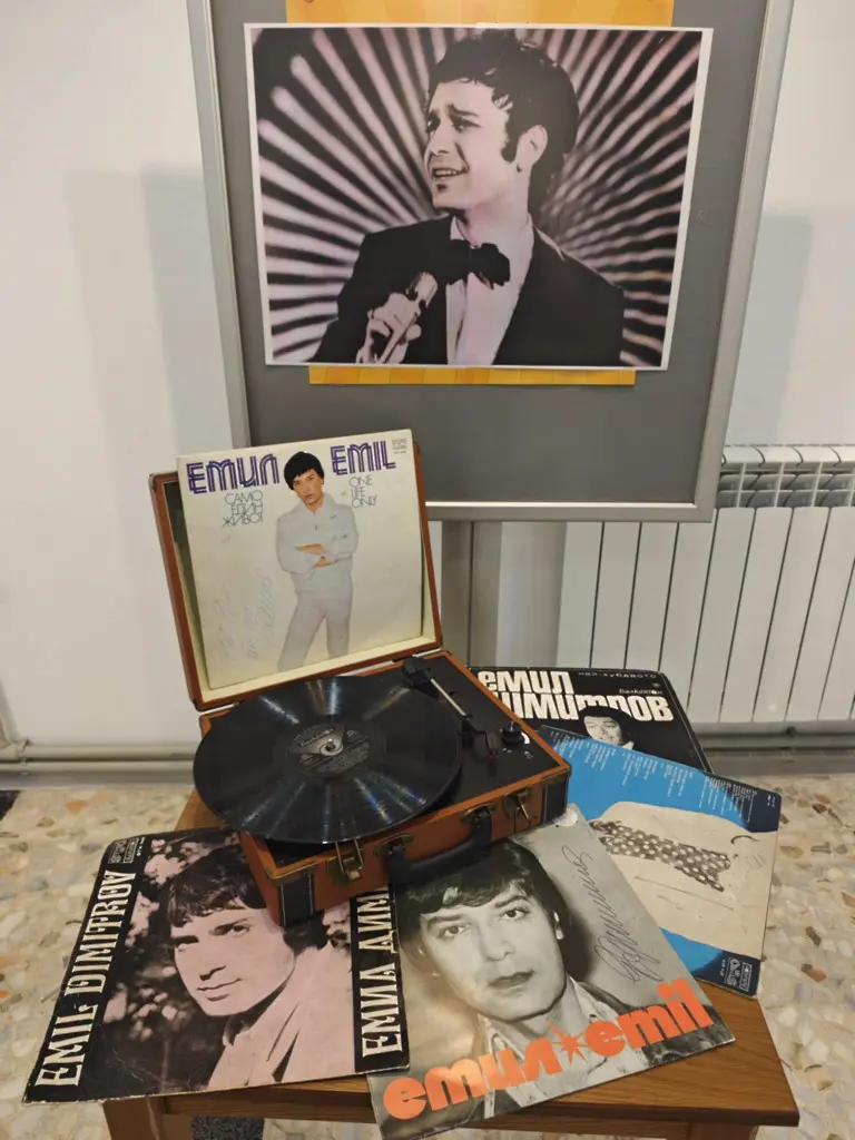 Цветя за 85-та годишнина от рождението на Емил Димитров