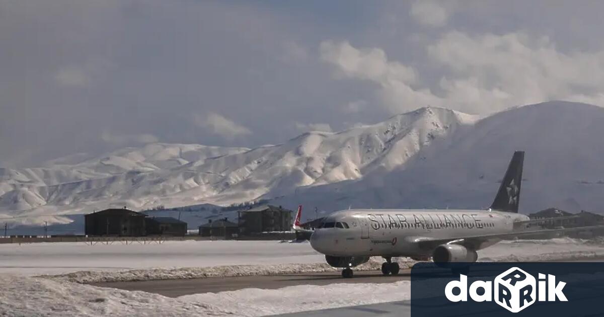 Хиляди полети бяха отменени след като силна зимна буря с