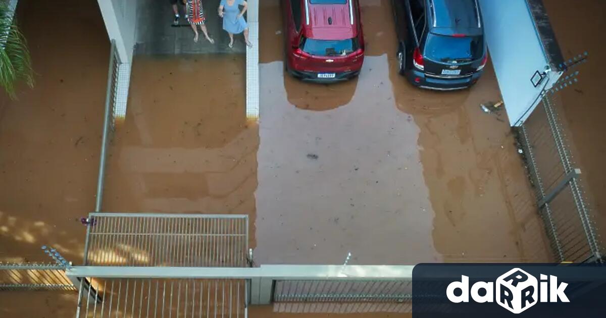 Наводнение потопи къщи и магазини в град Сомиер в южната