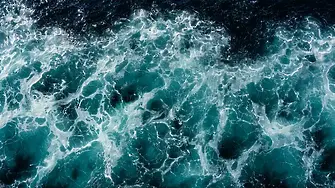 85-годишна жена загина, отнесена от вълна, докато си правела селфи