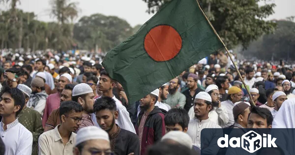 Стотици хиляди хора присъстваха днес на погребението на водещ бангладешки