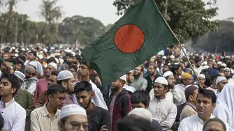 Стотици хиляди хора се събраха за погребението на известен активист от Бангладеш