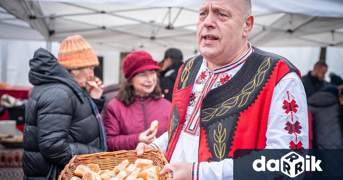 Площад Христо Ботев събра жители и гости на града на