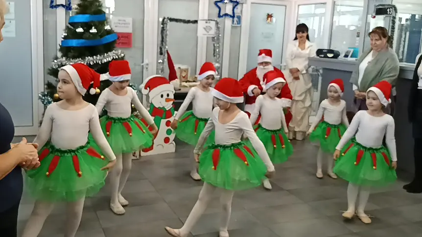  Коледари и Дядо Коледа в офиса на Национална агенция за приходите - Плевен 