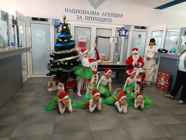  Коледари и Дядо Коледа в офиса на Национална агенция за приходите - Плевен 