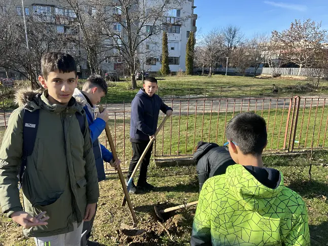  Ученици от ДФСГ „ Интелект “ се включиха в самодейността „ Засади дърво за Коледа “ 