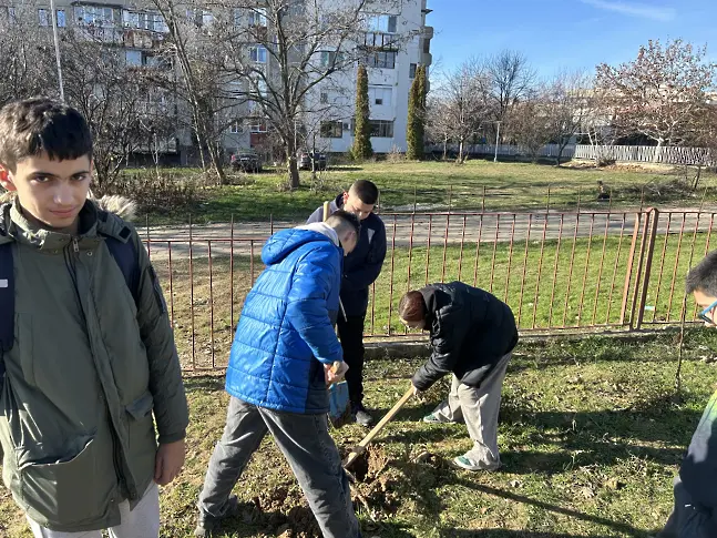  Ученици от ДФСГ „ Интелект “ се включиха в самодейността „ Засади дърво за Коледа “ 