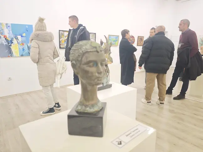 Групата на плевенските художници представя близо 100 творби в традиционна празнична изложба