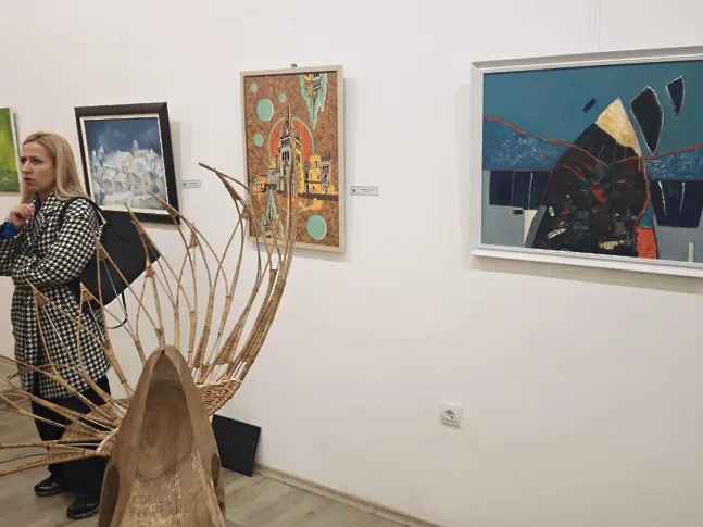 Групата на плевенските художници представя близо 100 творби в традиционна празнична изложба