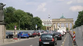 На 22-ри декември 1989 г. отварят Бранденбургската врата в Берлин