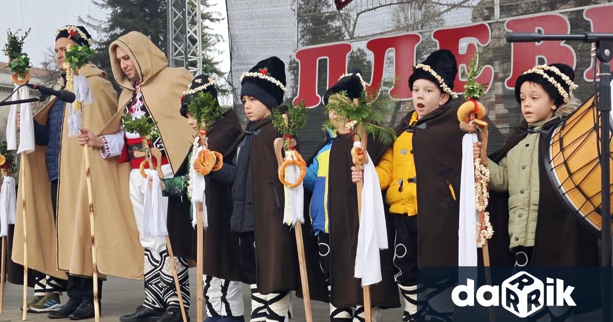 Коледарска група от ДГ Щастливо детство Плевен с директор Цветелина