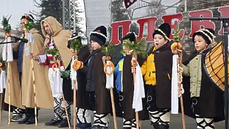 Малчугани коледуваха в Коледното градче на Плевен