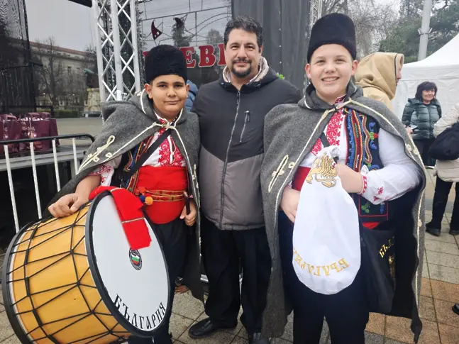 Малчугани коледуваха в Коледното градче на Плевен