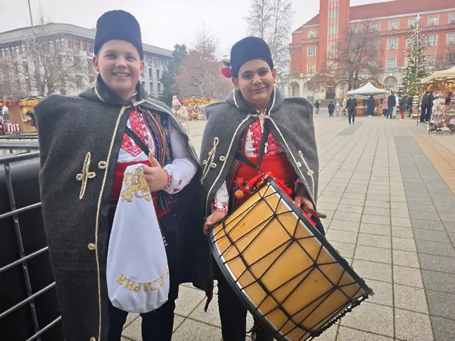 Малчугани коледуваха в Коледното градче на Плевен