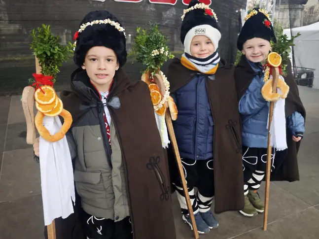 Малчугани коледуваха в Коледното градче на Плевен