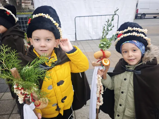 Малчугани коледуваха в Коледното градче на Плевен