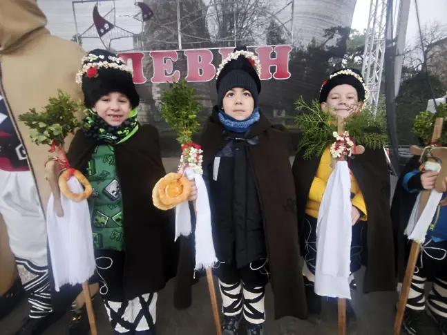 Малчугани коледуваха в Коледното градче на Плевен