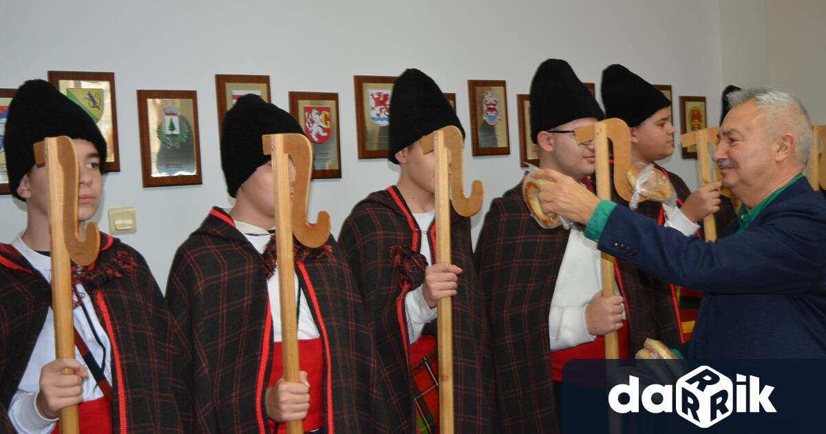 Коледари от І ОУ Свети Кирил и Методий ІІІ ОУ