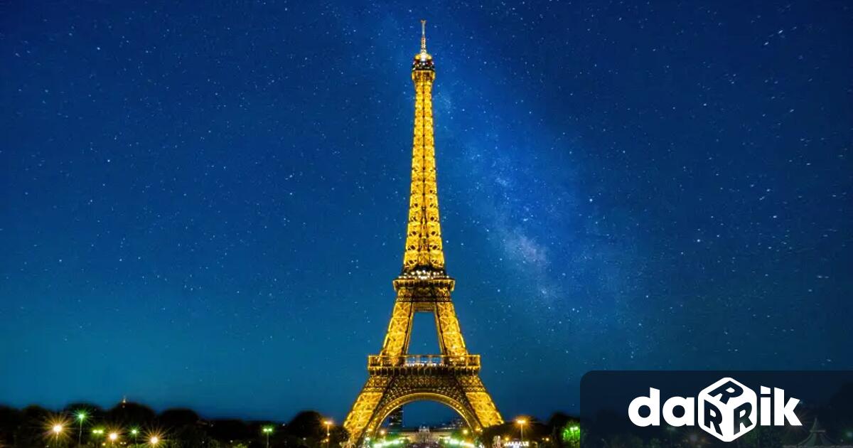 Десетки хора бяха задържани след като хвърляха димки и пиротехнически